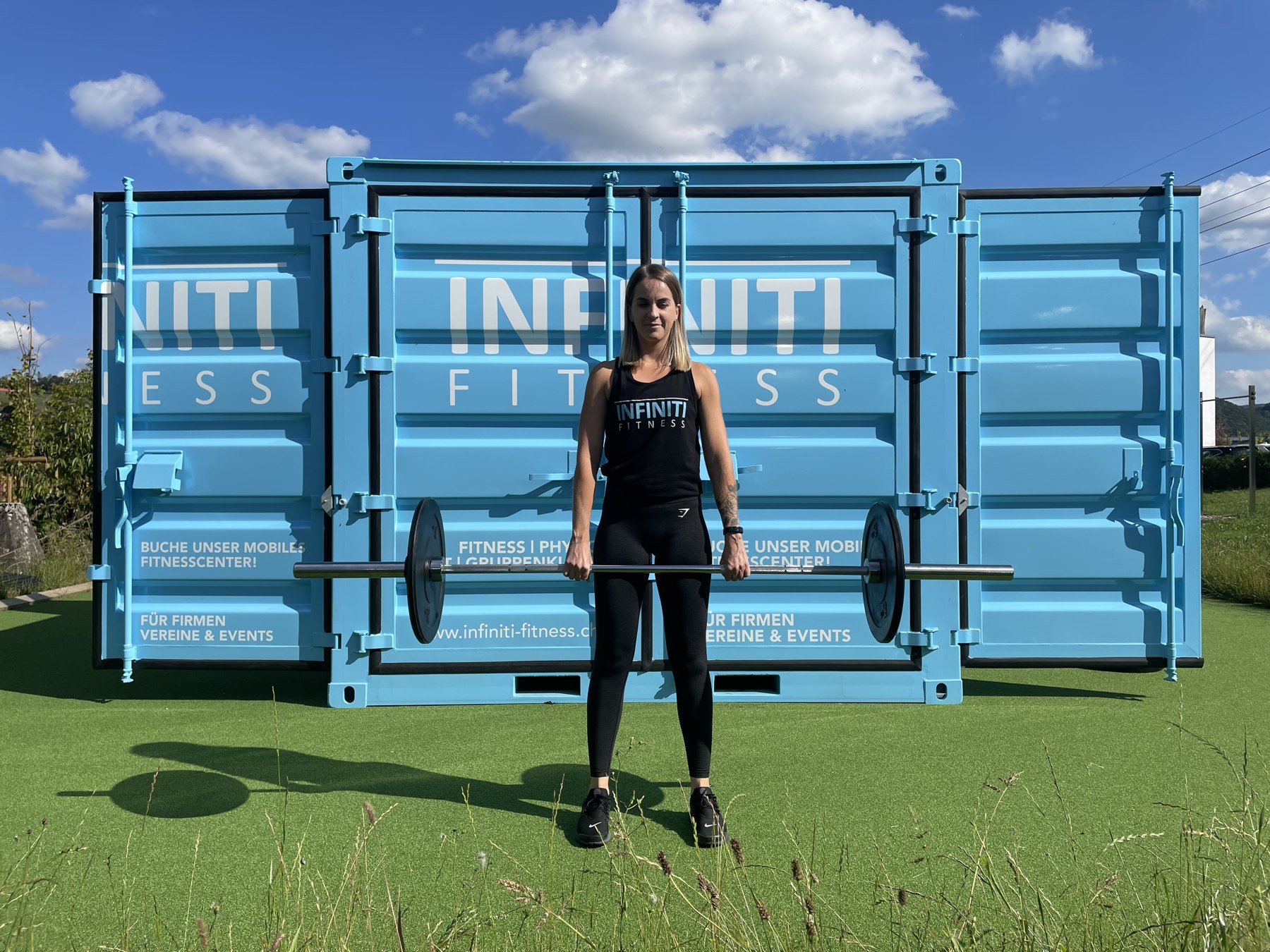 Kreuzheben vor dem blauen INFINITI Trainingscontainer in Frick
